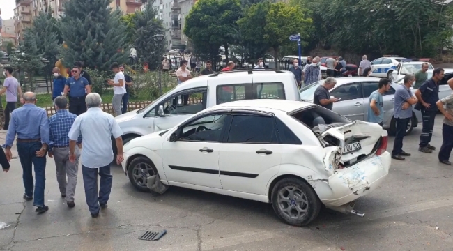 Freni boşalan vinç, 7 araçla çarpıştı