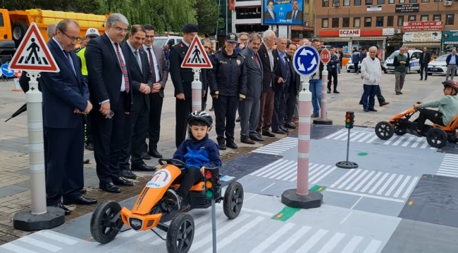 Film izleyip kuralları öğrenen minikler, düdük öttürüp perona koştular