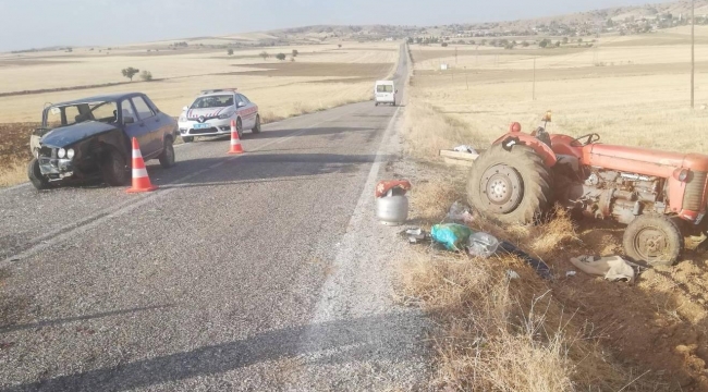 Traktörle otomobil çarpıştı 1'i ağır 3 kişi yaralandı