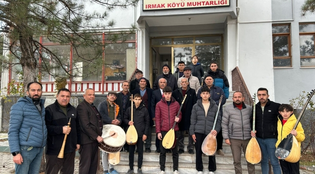 Yeniden öğrenmek için köylüler toplandı 