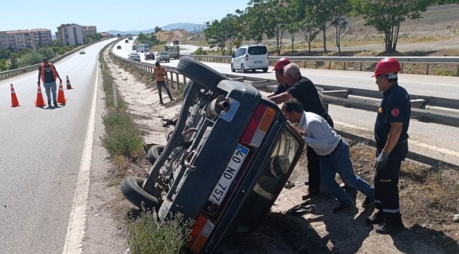 Seyir halindeki otomobil su kanalına devrildi