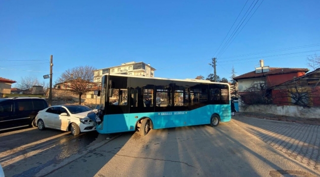 Halk otobüsü ile otomobil çarpıştı