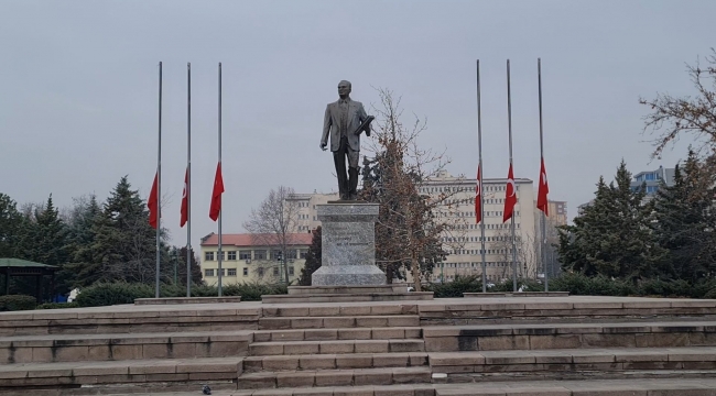 "Milli Yas" nedeniyle bayraklar yarıya indirildi