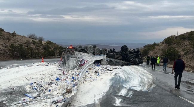 Un yüklü tır devrildi olay yerine çok sayıda ekip sevk edildi